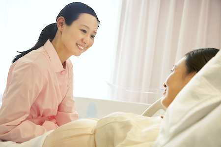 doula sitting with woman in delivery room